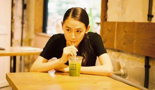 發(fā)朋友圈曬喝奶茶的短句，喝奶茶發(fā)朋友圈的句子